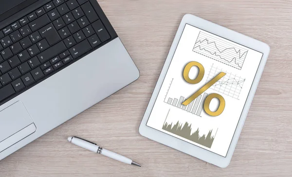 Conceito de taxas de juros em um tablet digital — Fotografia de Stock