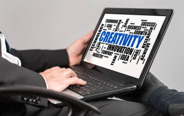 Criatividade conceito nuvem palavra em um laptop — Fotografia de Stock