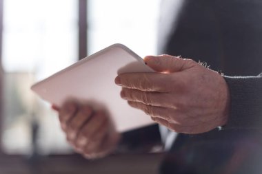 Onun tablet, sert ışık ve bulanık etkisi kullanan adam