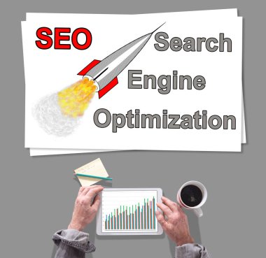 SEO kavramı bir masa üzerine yerleştirilen