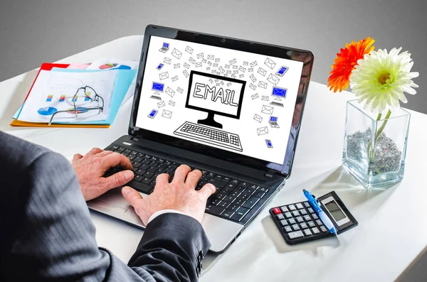 E-konceptet på en laptop skärm — Stockfoto