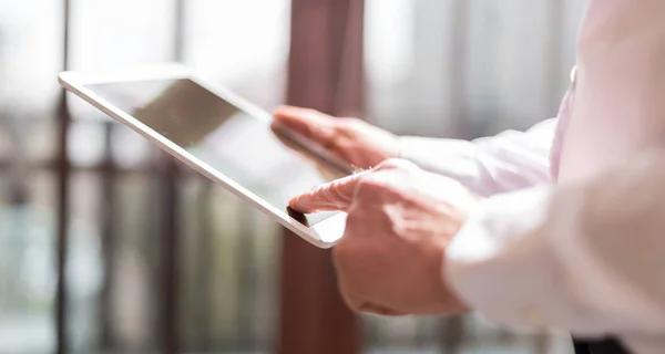 Homme d'affaires avec tablette, effet lumière dure — Photo