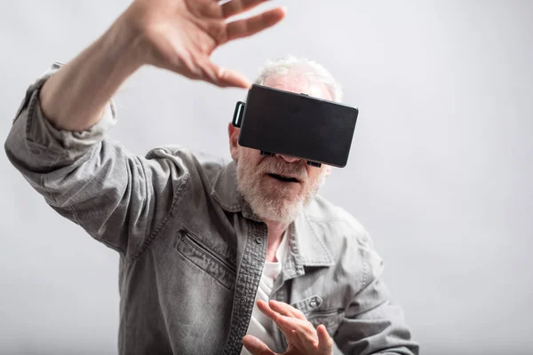 Hombre usando un auricular de realidad virtual —  Fotos de Stock