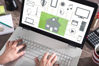 Ev Otomasyonu kavramı bir laptop ekranında