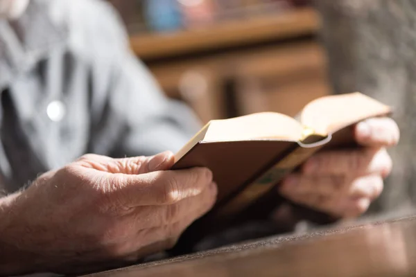 Hombre leyendo un libro, efecto de luz dura — Foto de Stock