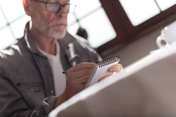 Man maken van notities, harde lichteffect — Stockfoto