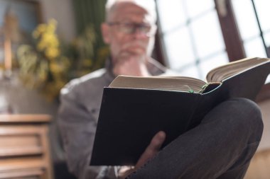 Adam okuma bir kitap, zor ışık efekti