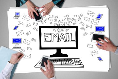 E-posta kavramı bir masa üzerine yerleştirilen