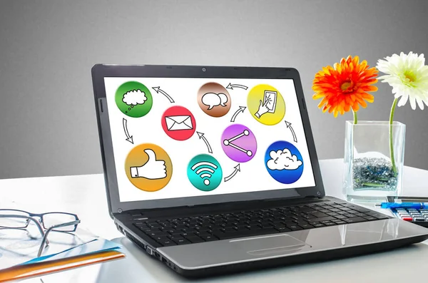 Conceito de mídia social em uma tela de laptop — Fotografia de Stock