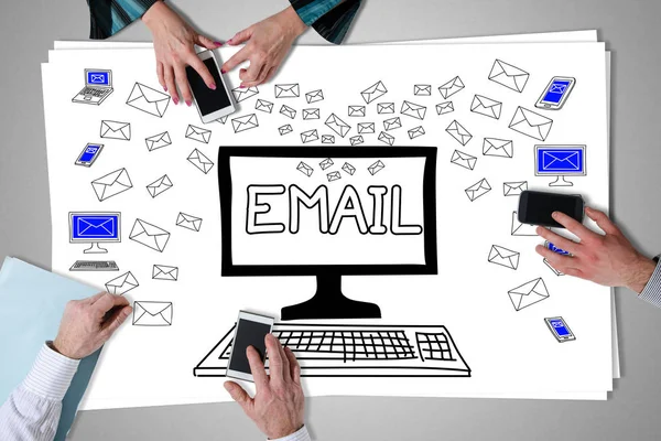 E-mail concept geplaatst op een bureau — Stockfoto