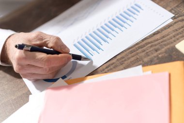 işadamı finansal verilerin analizi