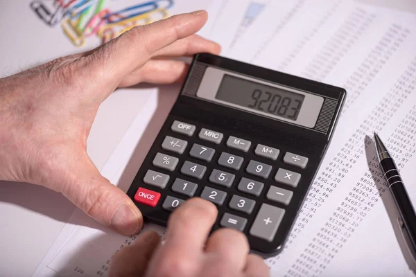 Main à l'aide d'une calculatrice, concept comptable — Photo