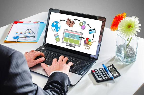 Online shopping koncept på en bärbar skärm — Stockfoto