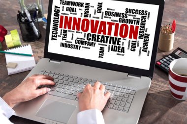 Yenilik kelime bulutu kavramı bir laptop ekranında