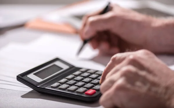 Mão usando calculadora, conceito de contabilidade — Fotografia de Stock