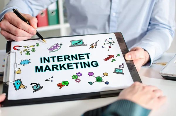 Concepto de marketing online en un portapapeles — Foto de Stock