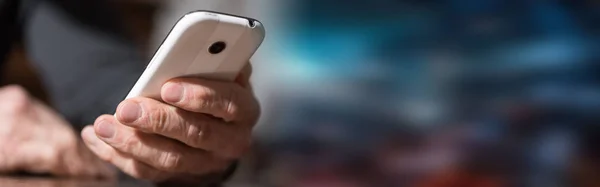 Mano sosteniendo un teléfono móvil — Foto de Stock