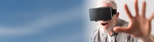 Hombre usando auriculares de realidad virtual — Foto de Stock