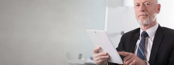 Retrato de homem de negócios usando um tablet — Fotografia de Stock