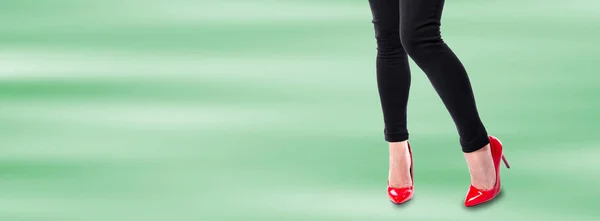 Kvinna som bär röda höga klackar — Stockfoto