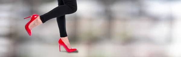 Wanita memakai sepatu hak tinggi merah — Stok Foto