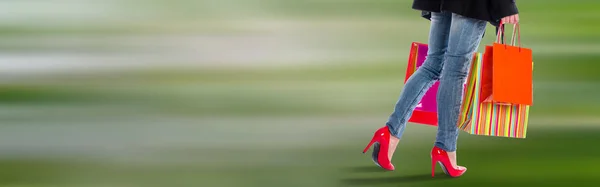 Mujer caminando con bolsas de compras —  Fotos de Stock