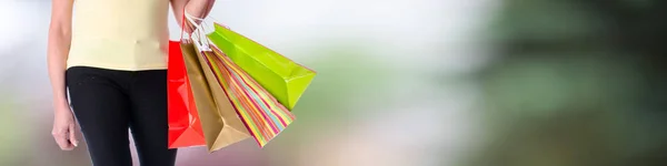 Vrouw met kleurrijke shopping tassen — Stockfoto