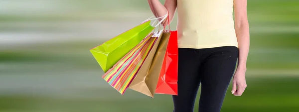 Mulher com sacos de compras coloridos — Fotografia de Stock