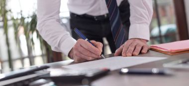 İş adamı bir belge imzalıyor