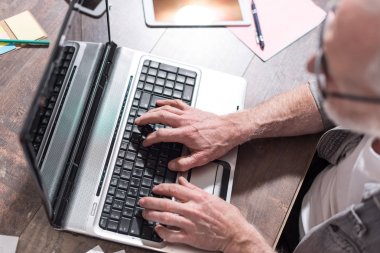 Dizüstü bilgisayarda çalışan iş adamı