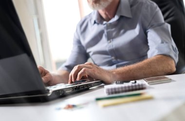 Dizüstü bilgisayar, sert ışık çalışma iş adamı