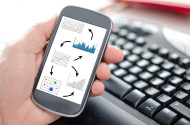 İş analiz kavramı bir smartphone cep telefonu ile