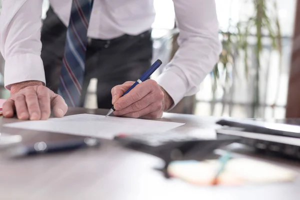 Empresario firmando un documento — Foto de Stock