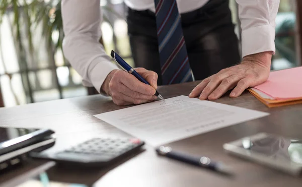 Businessman signing a document — Stock Photo, Image