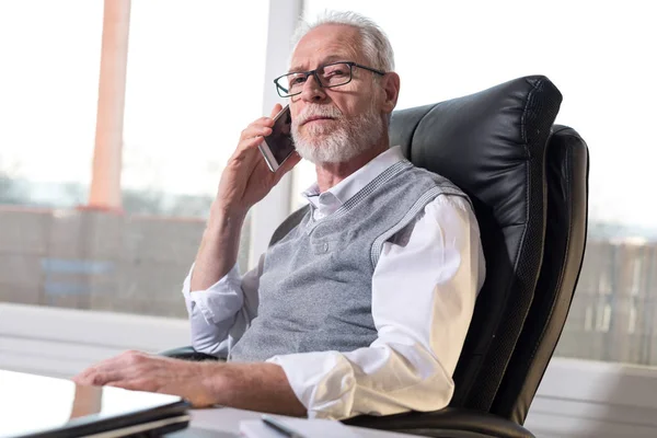 Porträtt av skäggiga senior affärsman talar på mobiltelefon, — Stockfoto