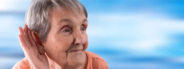 ऐकण्याची समस्या असलेल्या वृद्ध स्त्री — स्टॉक फोटो, इमेज