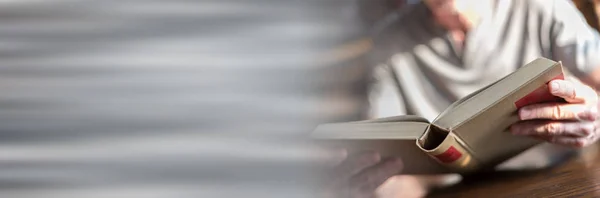 Hombre leyendo un libro — Foto de Stock