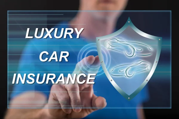 Homme touchant un concept d'assurance automobile de luxe sur un écran tactile — Photo
