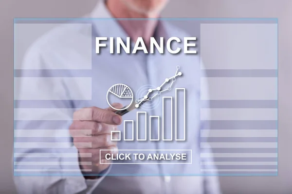 Hombre tocando un concepto de finanzas en una pantalla táctil — Foto de Stock