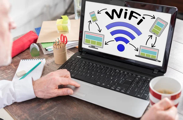 Conceito de Wifi em uma tela de laptop — Fotografia de Stock