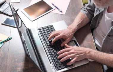 Dizüstü bilgisayarda çalışan iş adamı