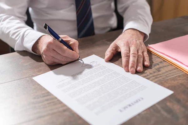 Geschäftsmann unterschreibt ein Dokument — Stockfoto