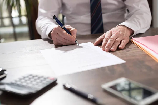 Businessman signing a document — Stock Photo, Image