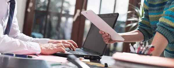 Direttore che lavora con l'assistente esecutivo — Foto Stock