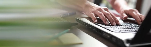 Empresaria Trabajando en Laptop — Foto de Stock