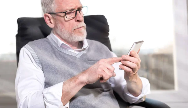 Senior zakenman met behulp van zijn mobiele telefoon, lichteffect — Stockfoto