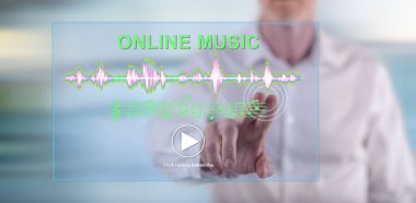 Adam bir dokunmatik ekran üzerinde bir online müzik konsepti dokunmadan
