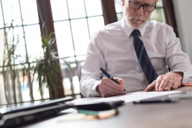 İş adamı bir belge imzalıyor