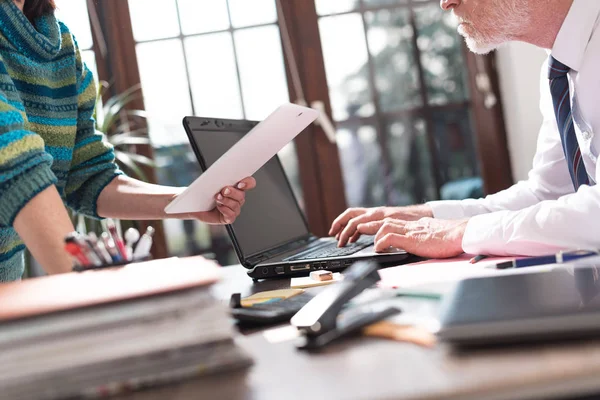 Senior manager che lavora con l'assistente esecutivo — Foto Stock