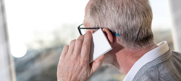 Senior businessman talking on mobile phone — Stock Photo, Image